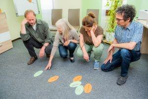 Zwei Coaches beim Paarcoaching eines Paares.