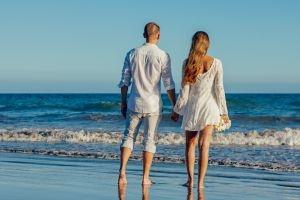 Ein Paar am Srand, das den Urlaub ohne Streit genießt